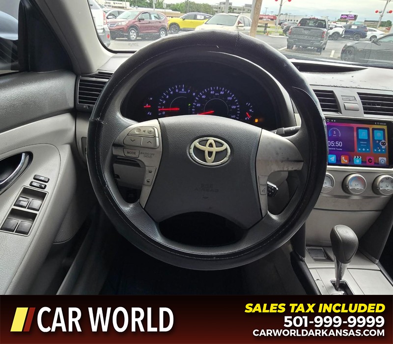 Toyota Camry Vehicle Full-screen Gallery Image 15