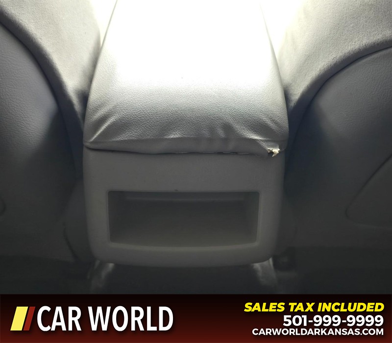 Toyota Camry Vehicle Full-screen Gallery Image 19