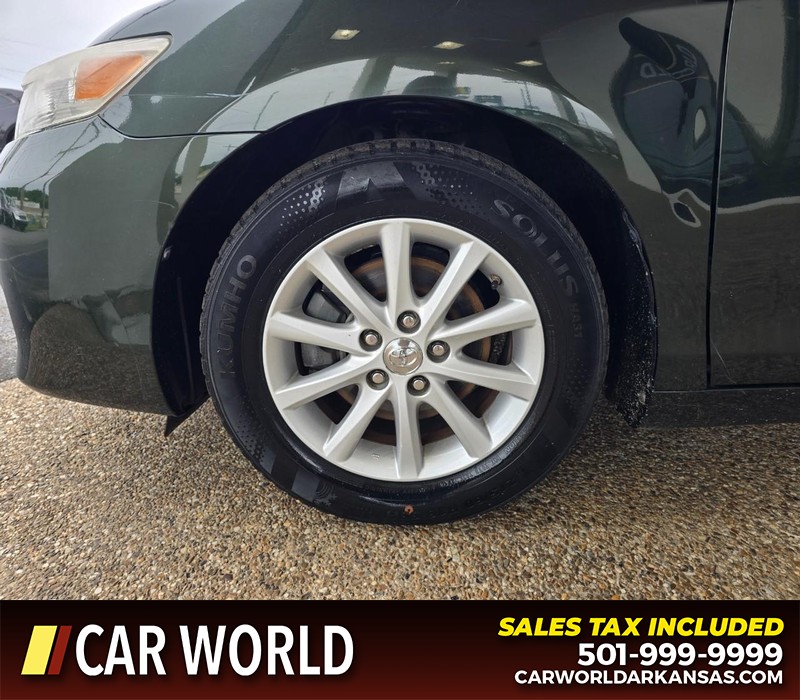 Toyota Camry Vehicle Full-screen Gallery Image 6