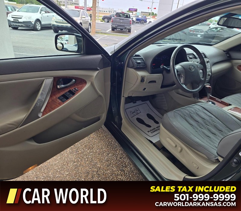 Toyota Camry Vehicle Full-screen Gallery Image 7