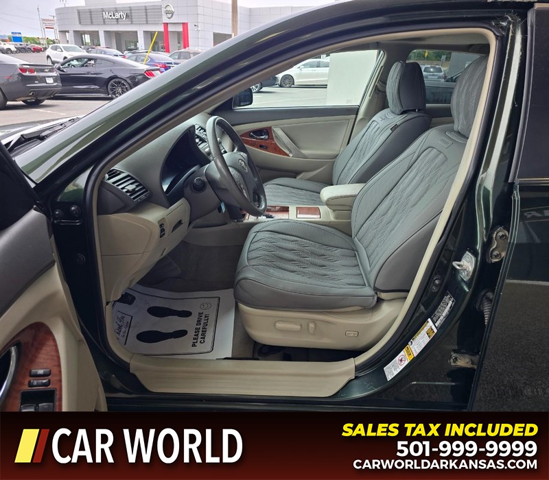 Toyota Camry Vehicle Full-screen Gallery Image 8