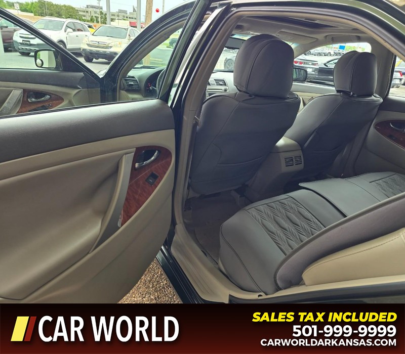 Toyota Camry Vehicle Full-screen Gallery Image 9