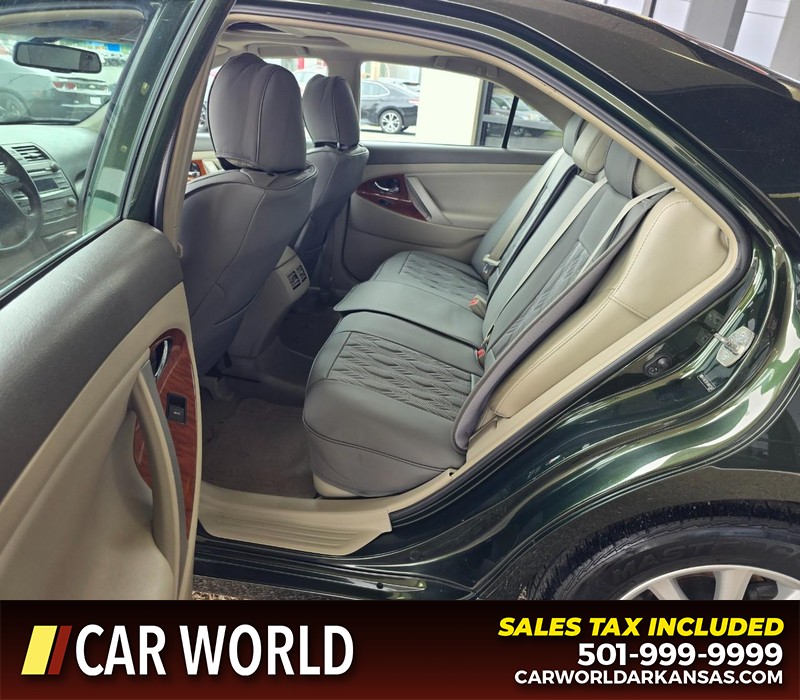 Toyota Camry Vehicle Full-screen Gallery Image 10