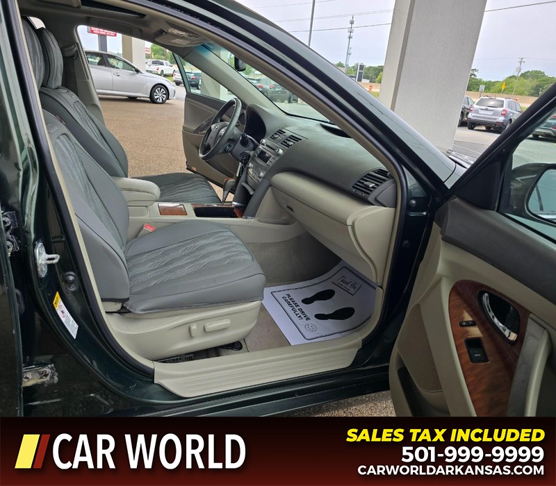 Toyota Camry Vehicle Full-screen Gallery Image 11