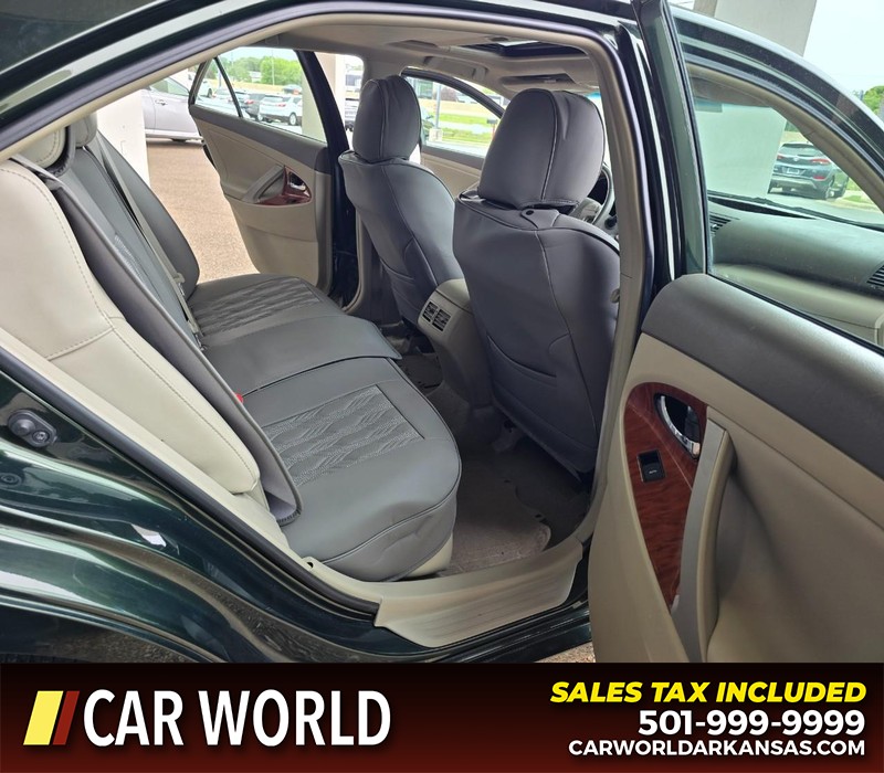 Toyota Camry Vehicle Full-screen Gallery Image 12