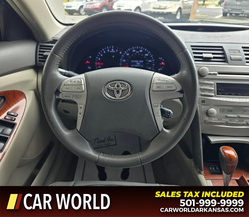 Toyota Camry Vehicle Full-screen Gallery Image 14