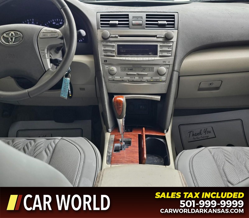 Toyota Camry Vehicle Full-screen Gallery Image 17