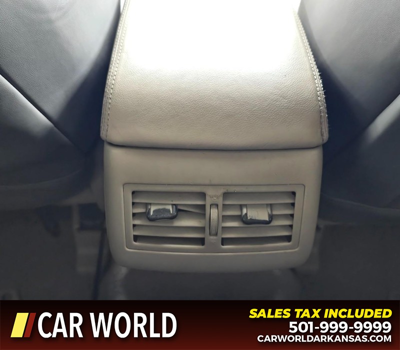 Toyota Camry Vehicle Full-screen Gallery Image 19