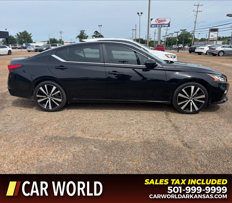 Nissan Altima Vehicle Full-screen Gallery Image 2