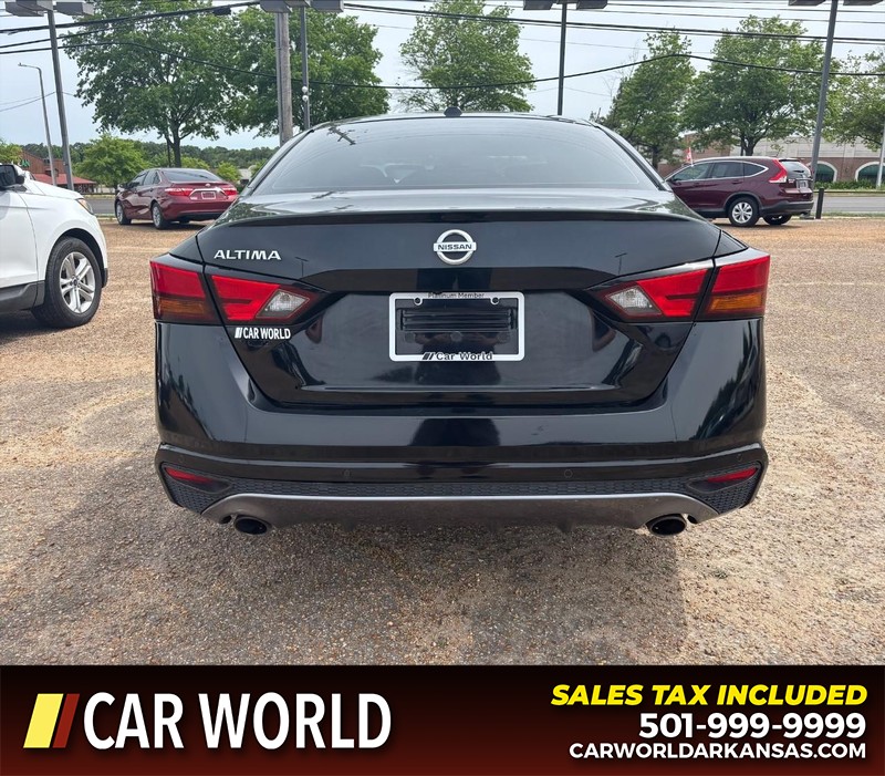 Nissan Altima Vehicle Full-screen Gallery Image 4