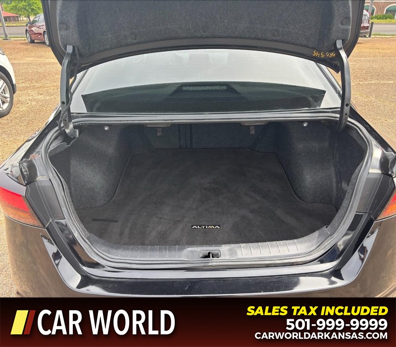 Nissan Altima Vehicle Full-screen Gallery Image 6