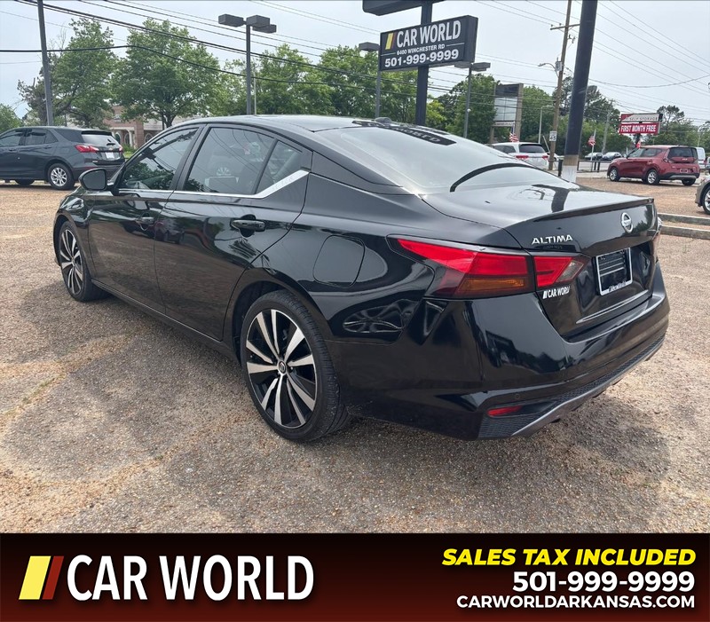 Nissan Altima Vehicle Full-screen Gallery Image 7