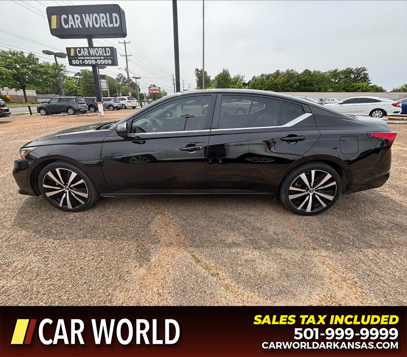 Nissan Altima Vehicle Full-screen Gallery Image 8