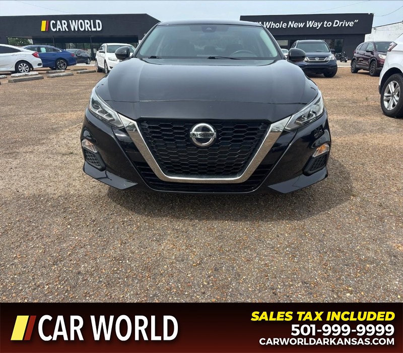 Nissan Altima Vehicle Full-screen Gallery Image 10