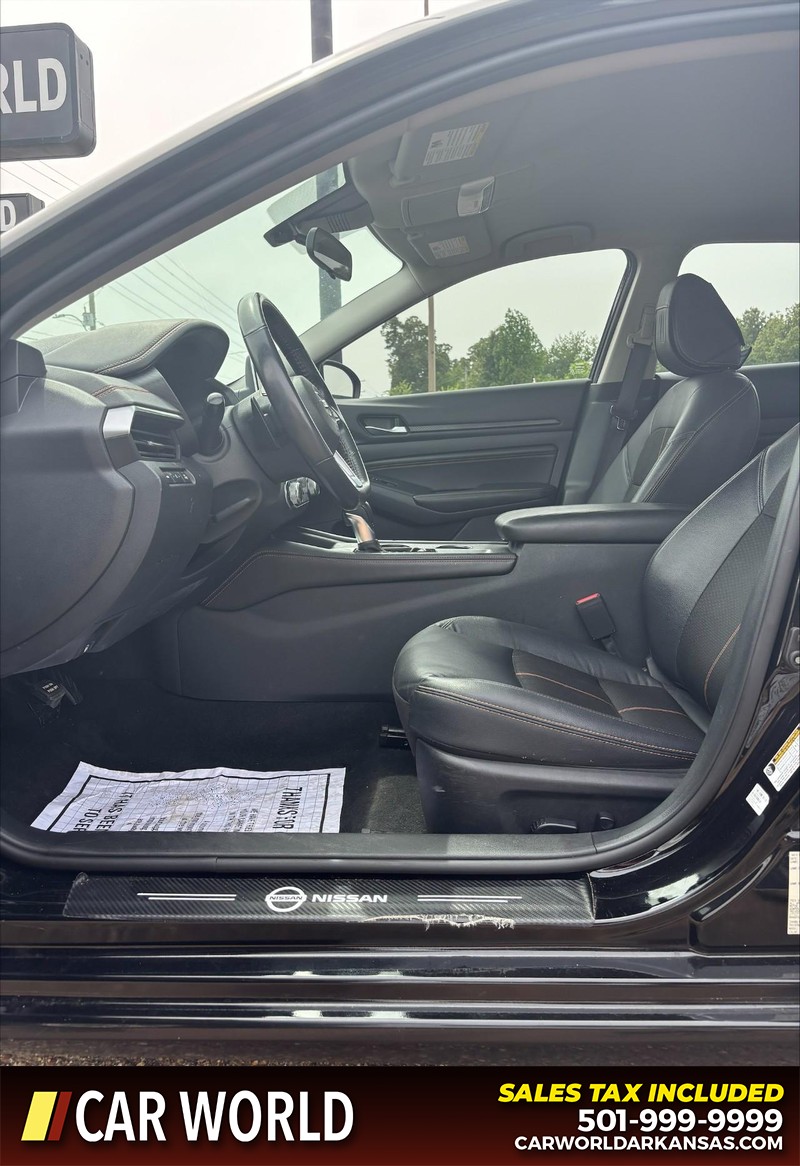Nissan Altima Vehicle Full-screen Gallery Image 13