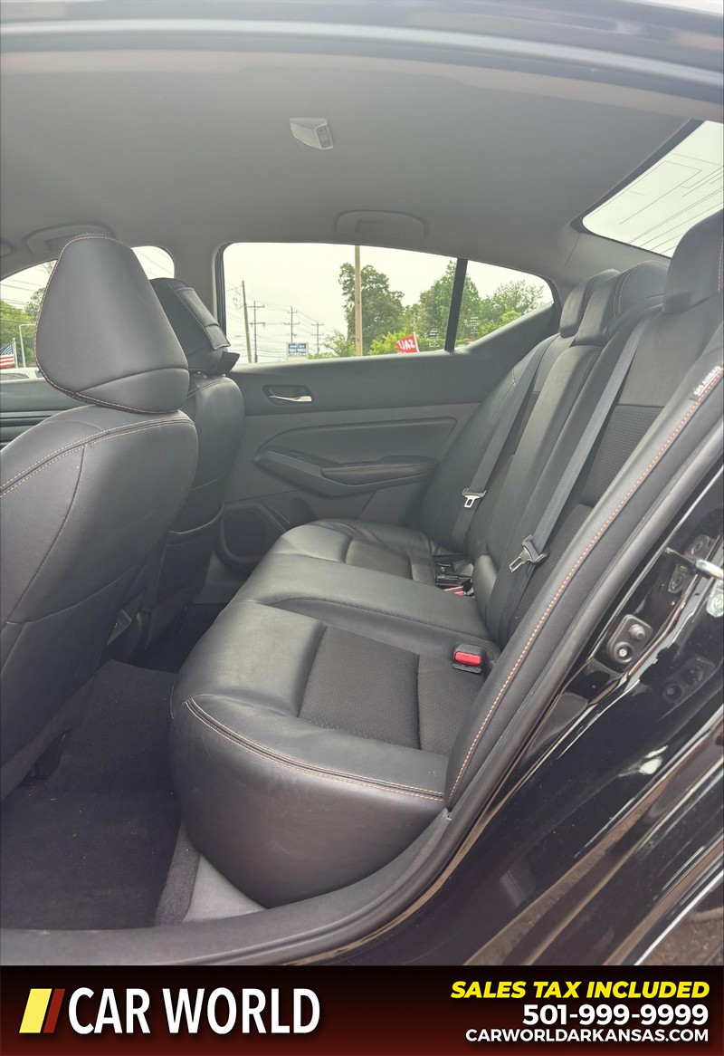 Nissan Altima Vehicle Full-screen Gallery Image 15