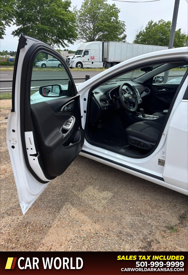 Chevrolet Malibu Vehicle Full-screen Gallery Image 12