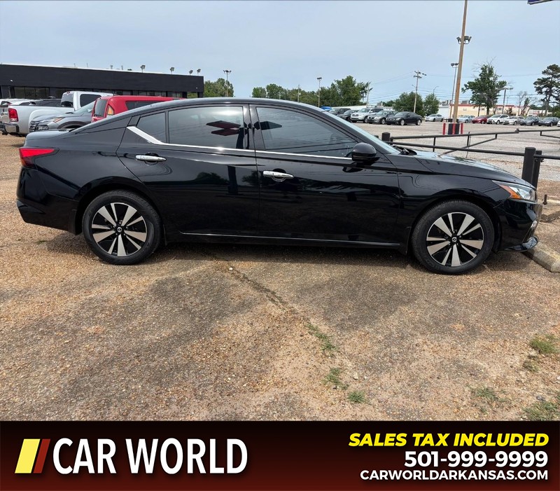 Nissan Altima Vehicle Full-screen Gallery Image 2