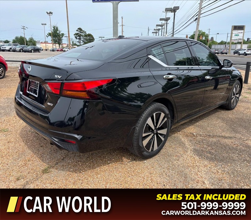 Nissan Altima Vehicle Full-screen Gallery Image 3