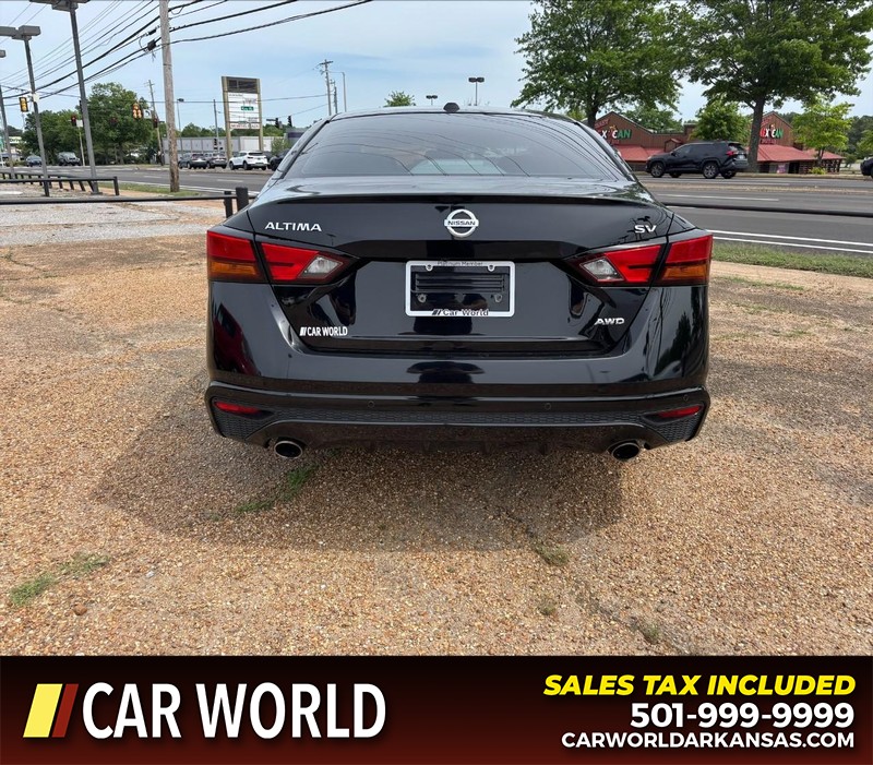 Nissan Altima Vehicle Full-screen Gallery Image 4