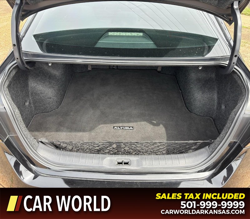 Nissan Altima Vehicle Full-screen Gallery Image 6