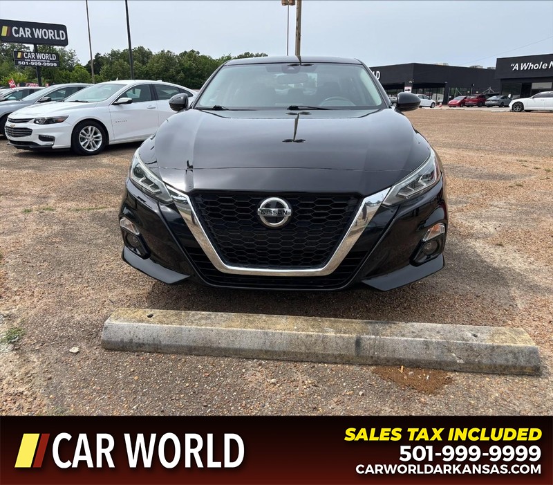 Nissan Altima Vehicle Full-screen Gallery Image 10
