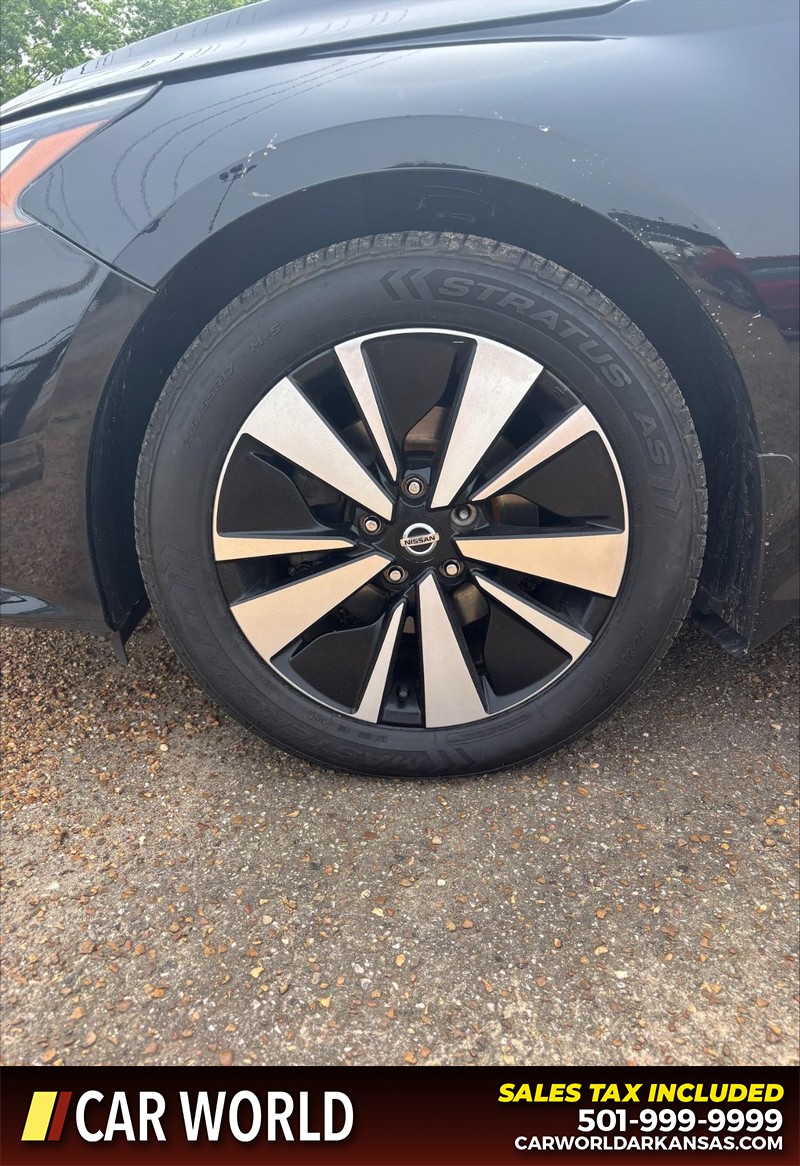 Nissan Altima Vehicle Full-screen Gallery Image 11