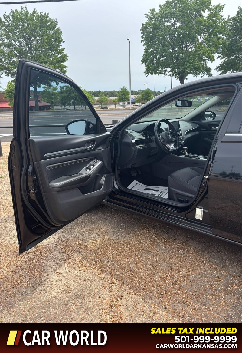 Nissan Altima Vehicle Full-screen Gallery Image 12