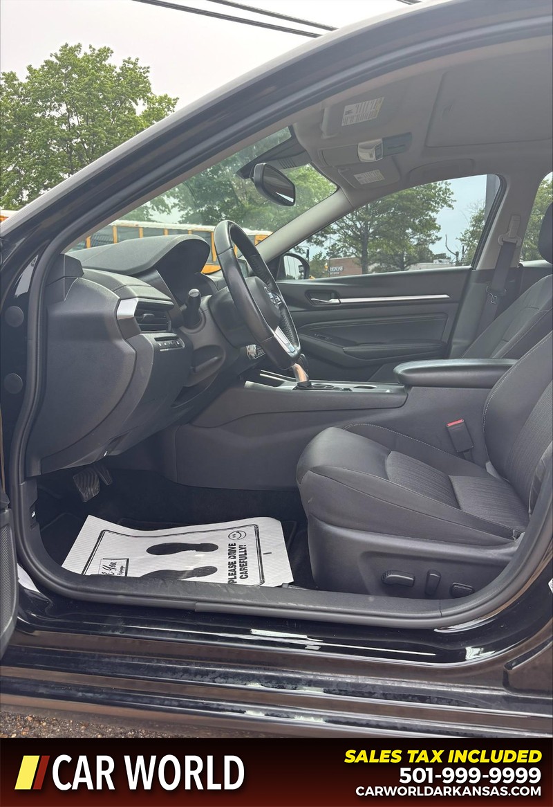 Nissan Altima Vehicle Full-screen Gallery Image 13