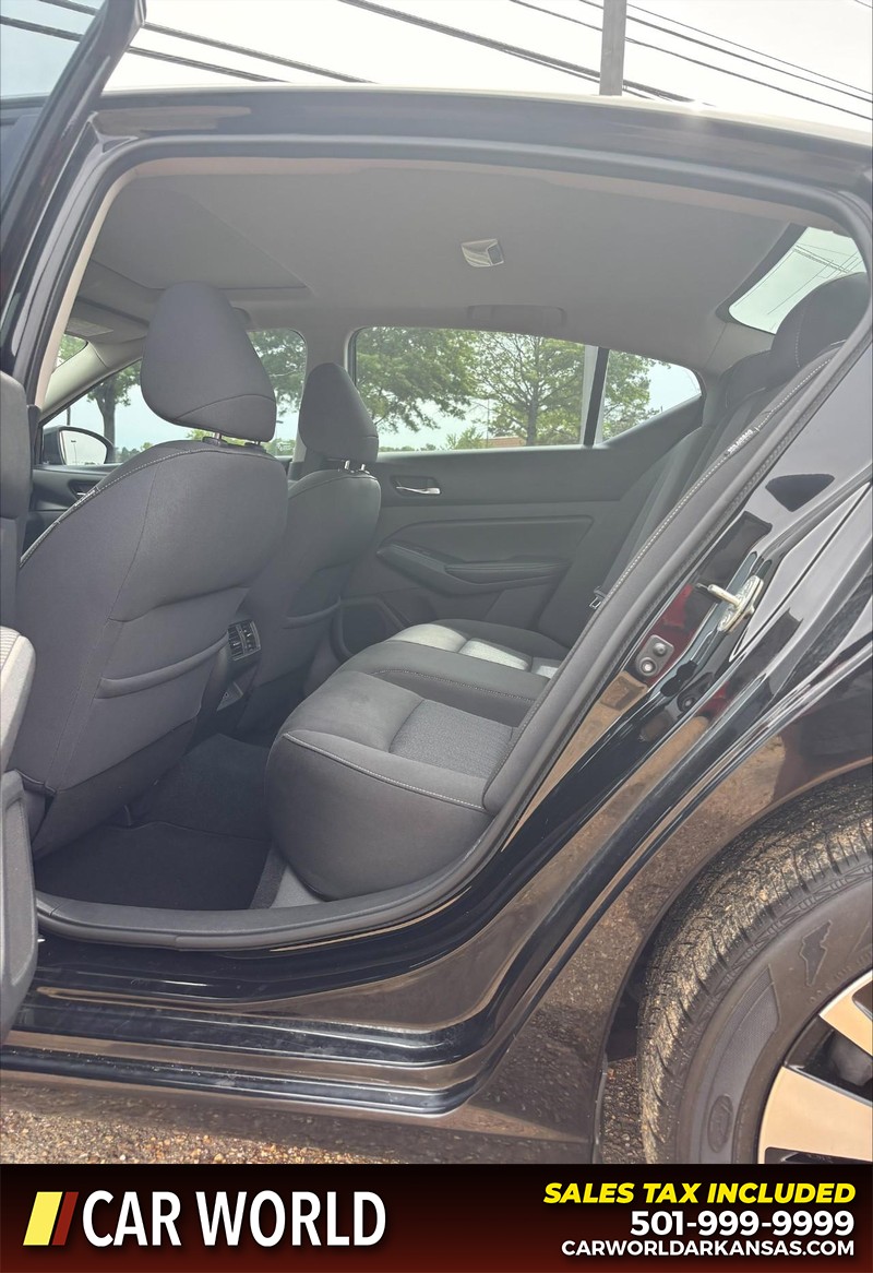 Nissan Altima Vehicle Full-screen Gallery Image 15