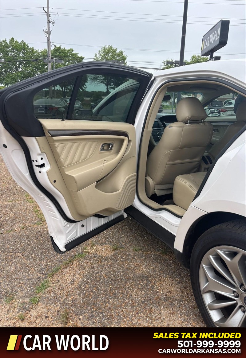 Ford Taurus Vehicle Full-screen Gallery Image 13