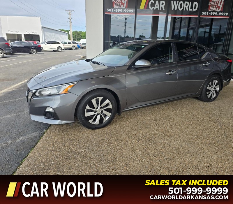 Nissan Altima Vehicle Full-screen Gallery Image 3