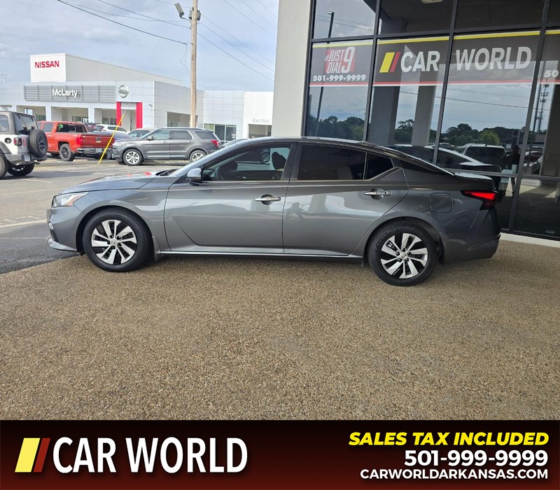 Nissan Altima Vehicle Full-screen Gallery Image 4