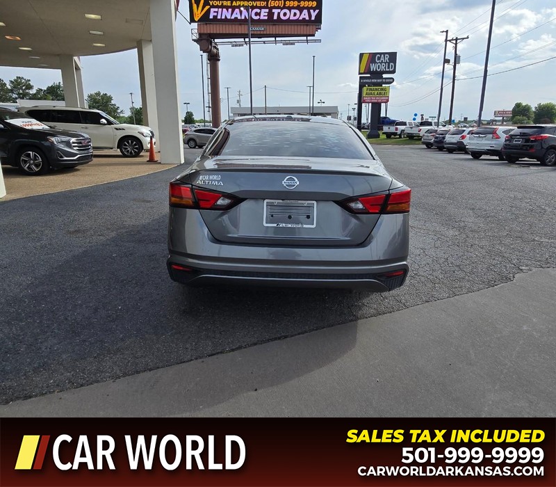 Nissan Altima Vehicle Full-screen Gallery Image 5