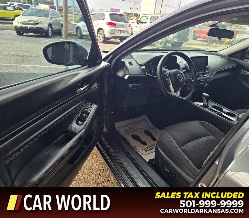 Nissan Altima Vehicle Full-screen Gallery Image 7