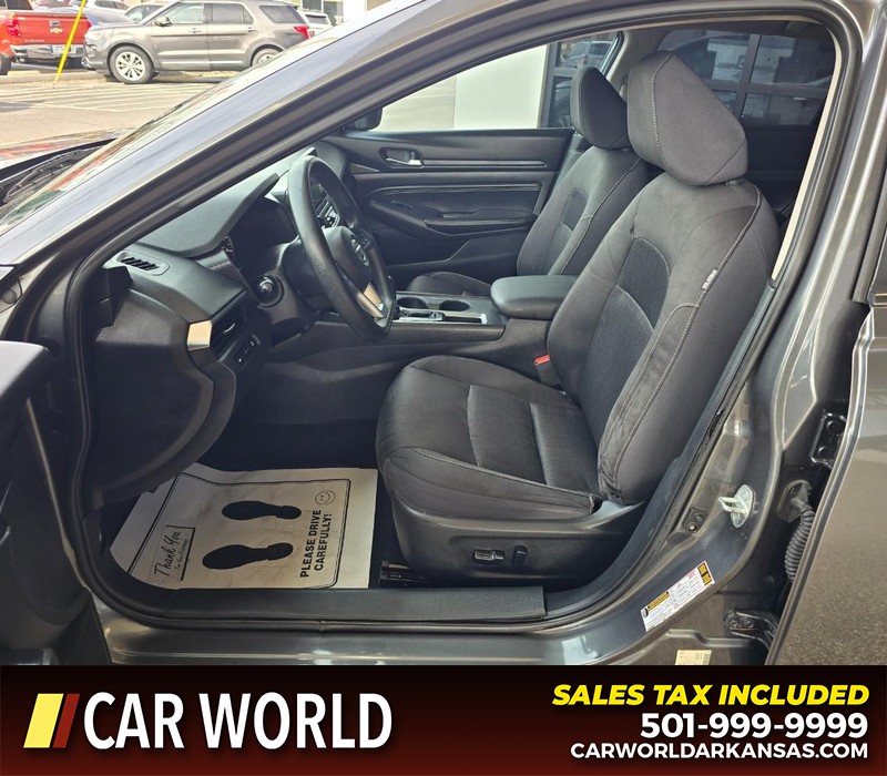 Nissan Altima Vehicle Full-screen Gallery Image 8