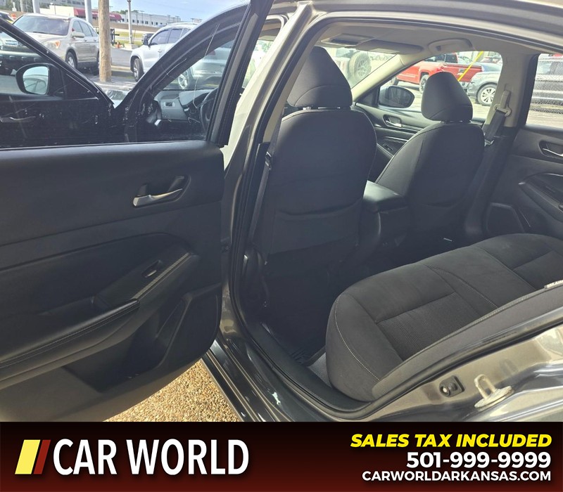 Nissan Altima Vehicle Full-screen Gallery Image 9