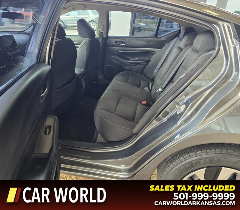 Nissan Altima Vehicle Full-screen Gallery Image 10