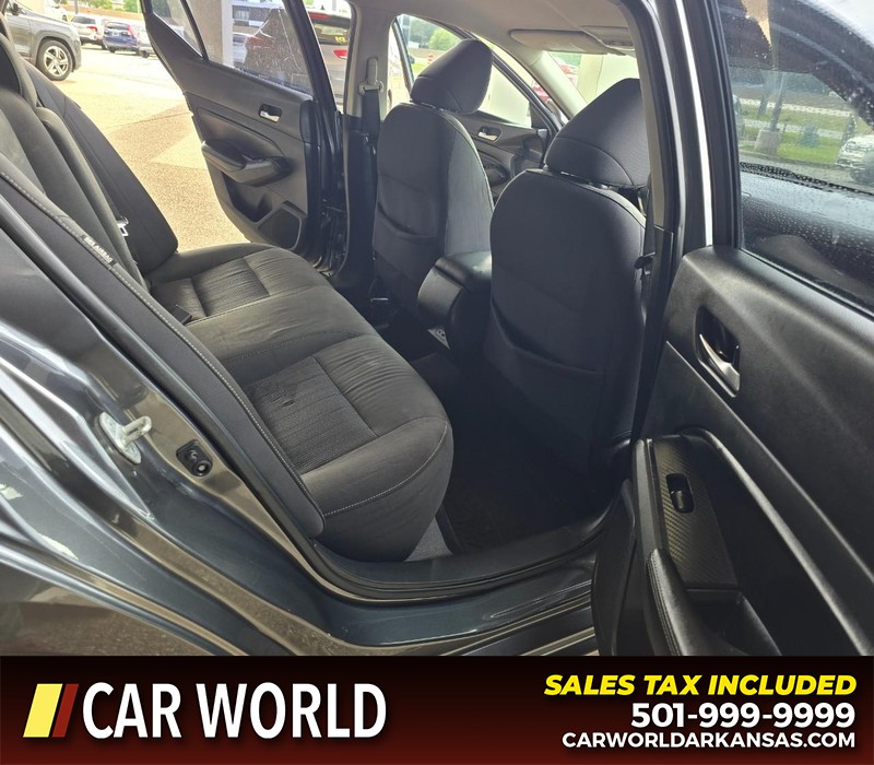 Nissan Altima Vehicle Full-screen Gallery Image 12