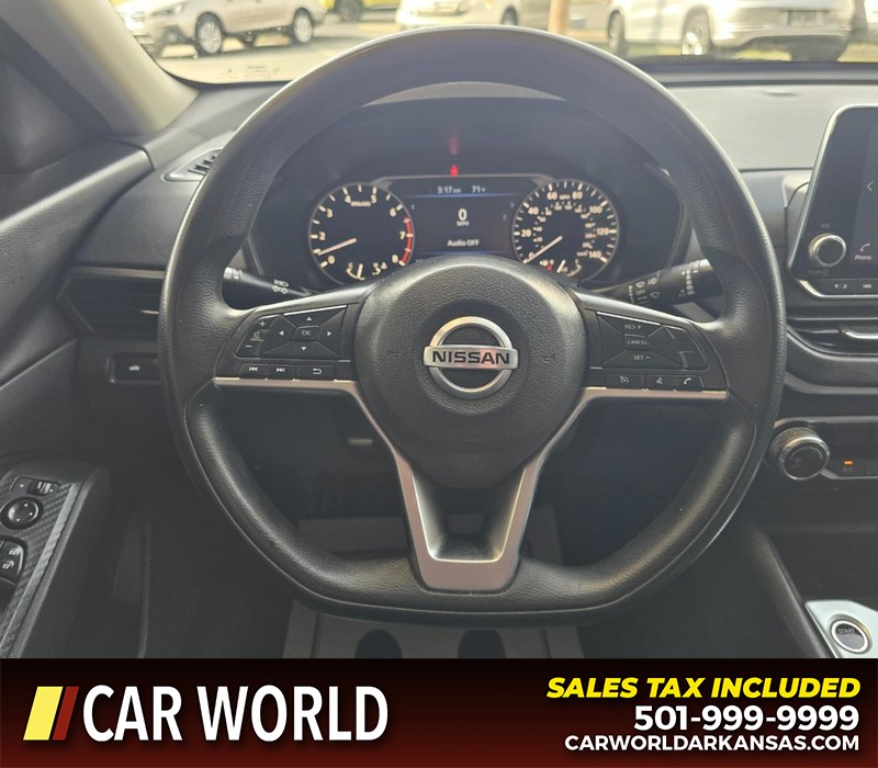 Nissan Altima Vehicle Full-screen Gallery Image 15