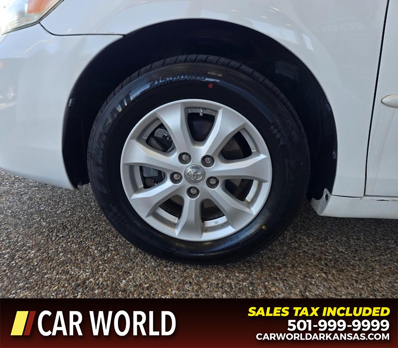 Toyota Camry Vehicle Full-screen Gallery Image 6
