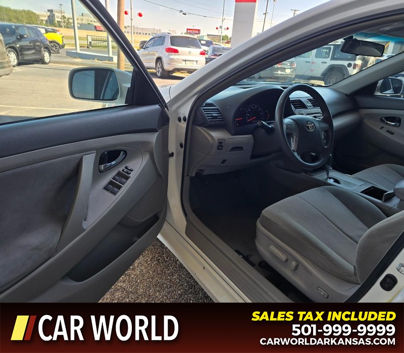 Toyota Camry Vehicle Full-screen Gallery Image 7