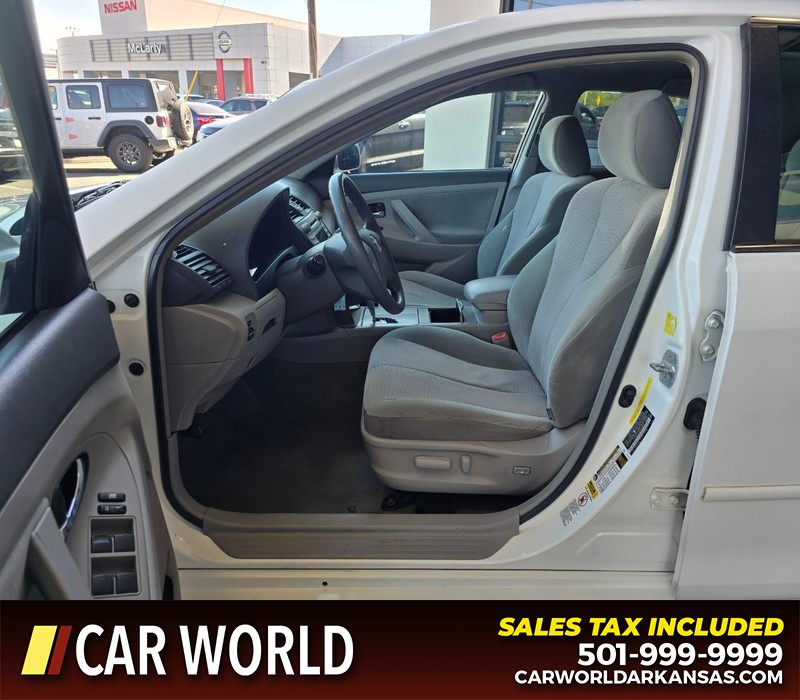 Toyota Camry Vehicle Full-screen Gallery Image 8
