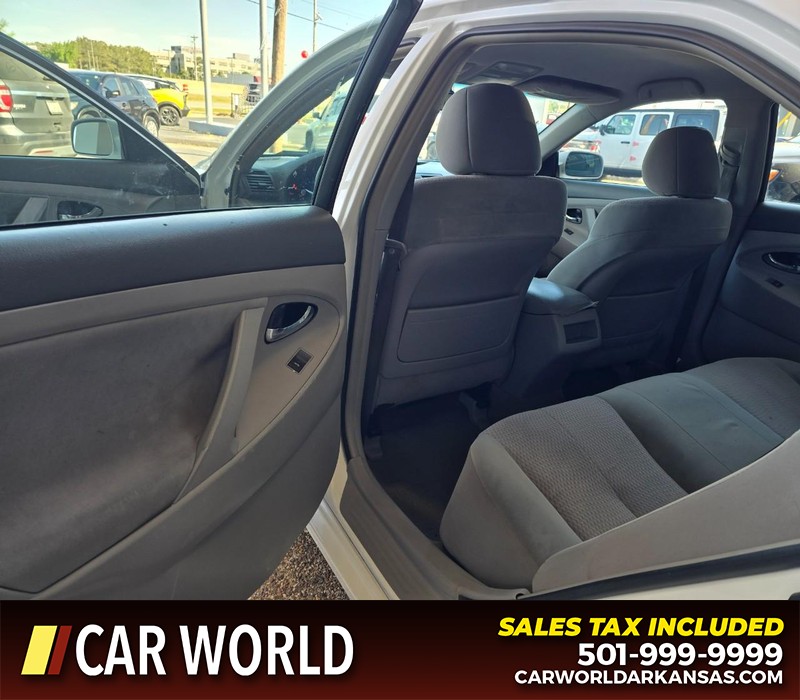 Toyota Camry Vehicle Full-screen Gallery Image 9