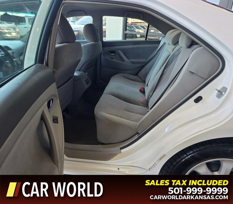 Toyota Camry Vehicle Full-screen Gallery Image 10