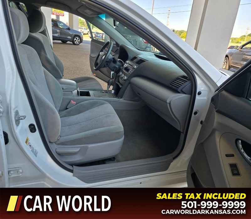 Toyota Camry Vehicle Full-screen Gallery Image 11