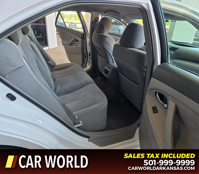 Toyota Camry Vehicle Full-screen Gallery Image 12