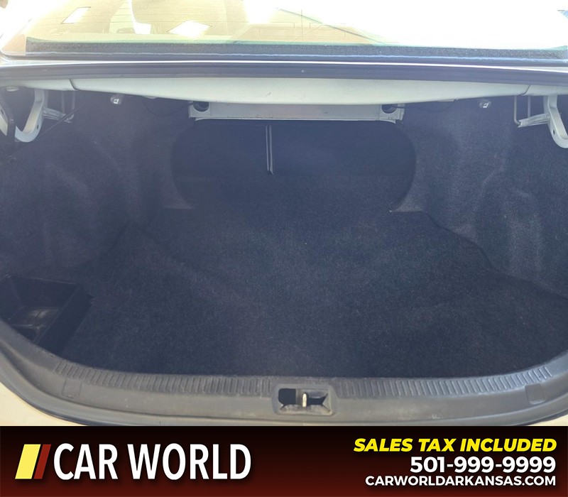 Toyota Camry Vehicle Full-screen Gallery Image 13