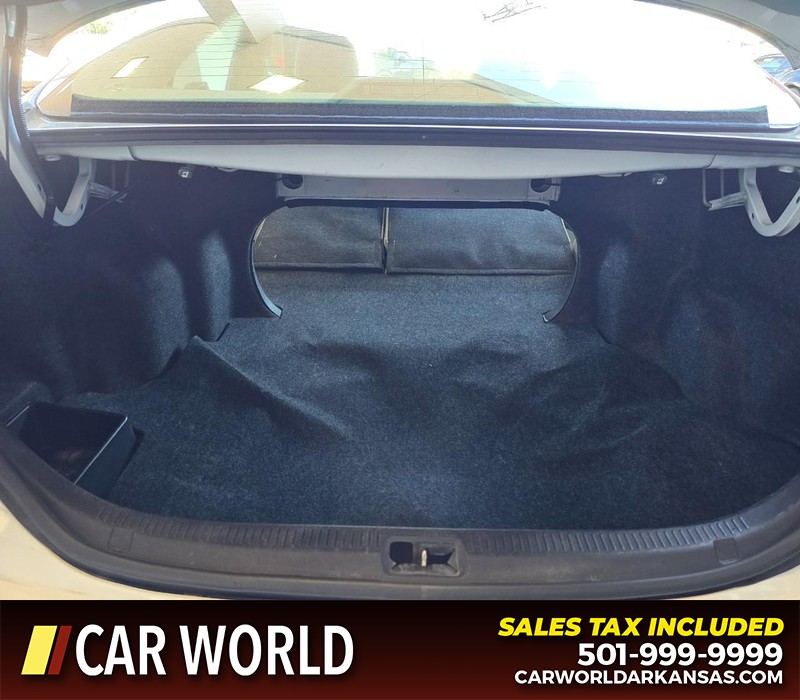 Toyota Camry Vehicle Full-screen Gallery Image 14