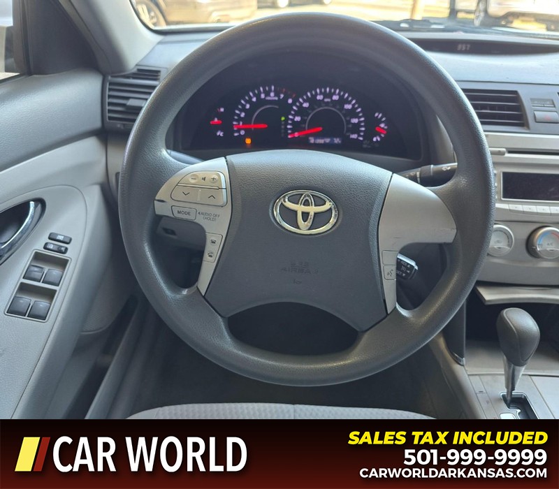 Toyota Camry Vehicle Full-screen Gallery Image 15
